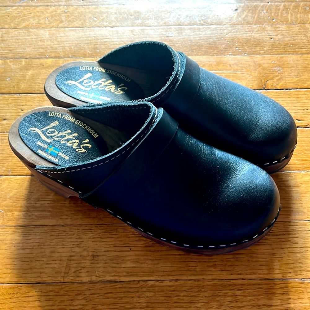 Lotta black clogs made in Sweden